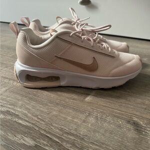 EUC Women’s Nike Air Max INTRLK Lite Sneakers